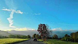 Typisch Oktober: Während über Bad Säckingen morgens noch ein dicke Hochnebeldecke hängt, hat der Möhlin-Jet weiter westlich den Himmel ...