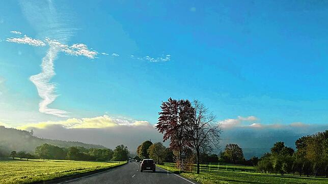 Typisch Oktober: Während über Bad Säckingen morgens noch ein dicke Hochnebeldecke hängt, hat der Möhlin-Jet weiter westlich den Himmel ...