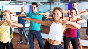 Beim Zumba wird zu lateinamerikanischer und internationaler Musik getanzt – das macht Spaß und fit. Bild: Iakov Filimonov