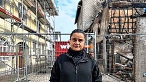 Tugce Atik Ünal in der Villinger Goldgrubengasse. Seit Mitte Juli kann sie ihre Reinigung zumindest teilweise wieder öffnen.