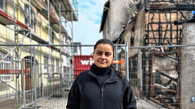 Tugce Atik Ünal in der Villinger Goldgrubengasse. Seit Mitte Juli kann sie ihre Reinigung zumindest teilweise wieder öffnen.