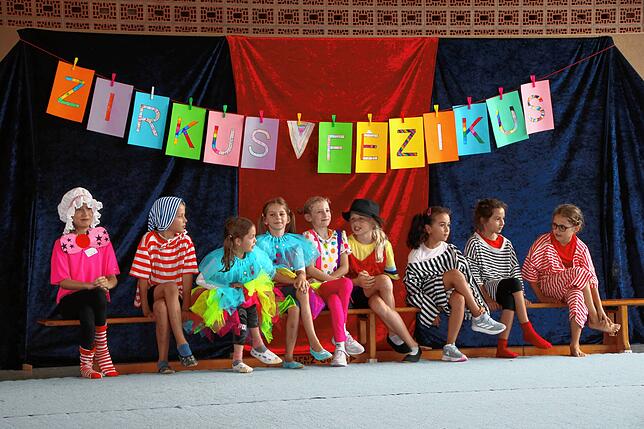 Neun Clowns sorgten für kurzweilige Pausen.