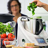 Mitarbeiterinnen von Vorwerk arbeiten an und mit einem Thermomix in der Versuchsküche des Unternehmens in Wuppertal. Das Küchen-gerät ...