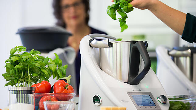 Mitarbeiterinnen von Vorwerk arbeiten an und mit einem Thermomix in der Versuchsküche des Unternehmens in Wuppertal. Das Küchen-gerät ...