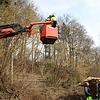 Das Sturmtief Sabine rief in Bittelschieß ein Team von Netze BW auf den Plan. &bdquo;Ein umstürzender Baum hat eine Oberleitung ...