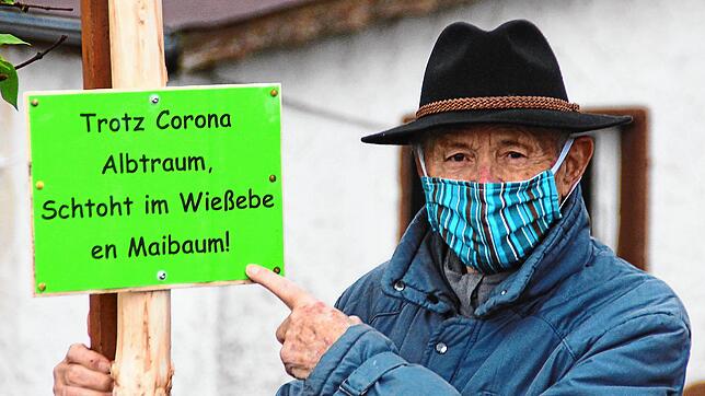 Josef Kirner präsentiert die Widmung seines Maibaums, den er heimlich im Weißenbach aufgestellt hat.