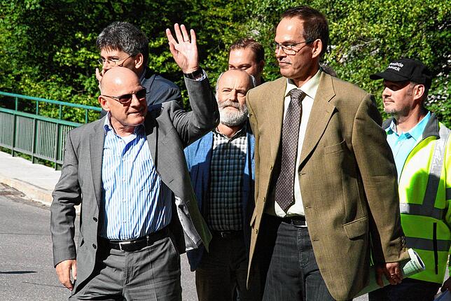 Landesverkehrsminister Winfried Herrmann (links) beim Besuch der Albtalstraße im August 2017. Ein freundliches Winken. Doch die Straße ...