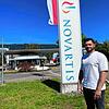 Leon Preiser auf dem Unternehmensgelände der Novartis in Stein. Er ist im dritten Ausbildungsjahr zum Pharmatechnologen.