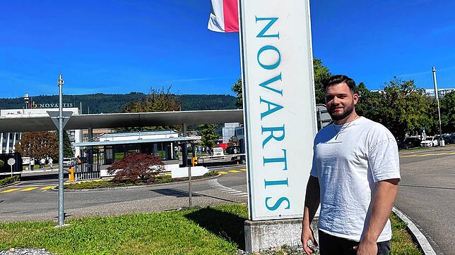 Leon Preiser auf dem Unternehmensgelände der Novartis in Stein. Er ist im dritten Ausbildungsjahr zum Pharmatechnologen.