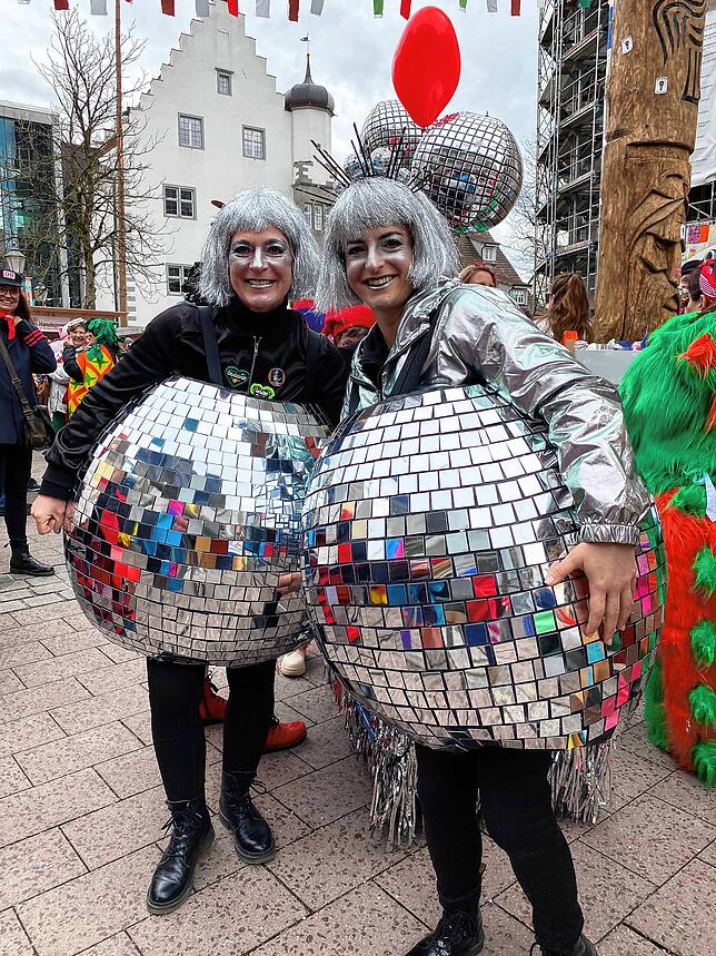 Die Disko-Kugeln sorgen für das richtige Flair: Ute Kania (links) und Jana Grünwald funkeln um die Wette.