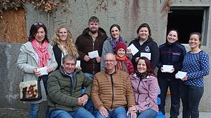 Spendenübergabe aus der Böhringer Adventsfenster-Aktion: Hinten (von links) Birgit Schmale von der Katholischen Kirche, Melanie Gaber ...