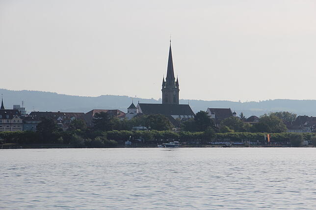 Zielpunkt der Prozession ist das Radolfzeller Ufer. Noch ist es ein Stückchen entfernt.
