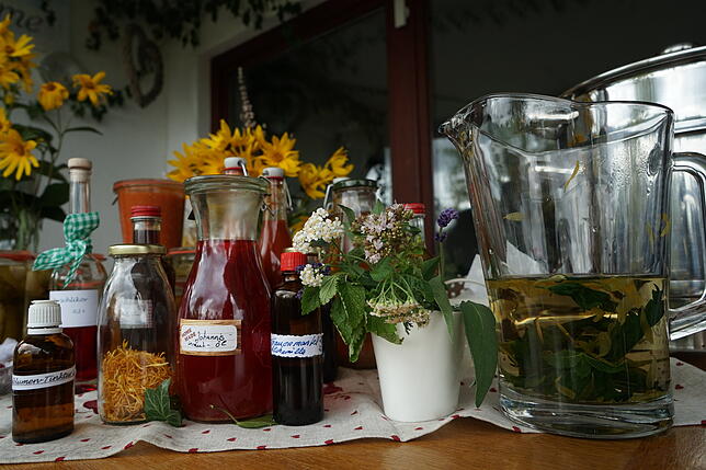 Aus Kräutern kann man vieles machen: Tee, Tinkturen, Liköre oder Öl.