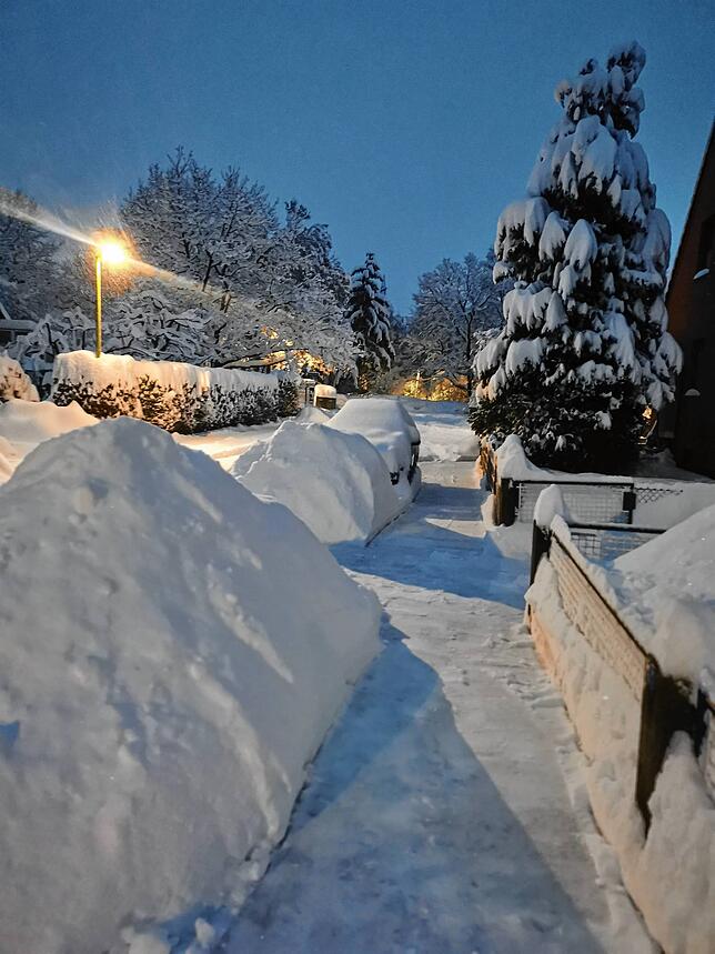 Im Ifängle türmen sich die Schneeberge.