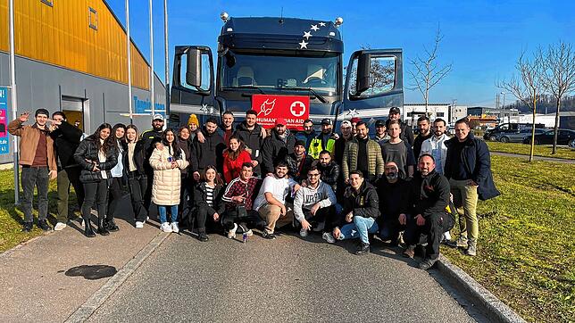Die Helfer, die die zwei Lastwagen des Hilfstransports packten.