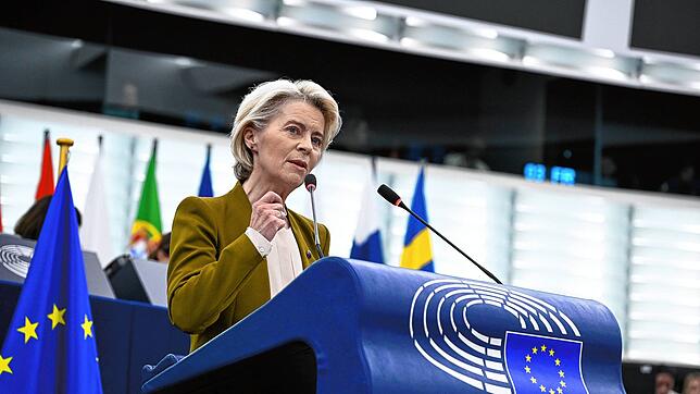 Die Präsidentin der Europäischen Kommission, Ursula von der Leyen, gestikuliert während ihrer Rede zur Lage der Union im Europäischen ...