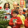 Die Kinder des Kindergartens St. Petrus Canisius üben ihr Lied für den Nikolaus.