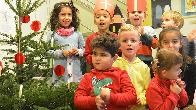 Die Kinder des Kindergartens St. Petrus Canisius üben ihr Lied für den Nikolaus.