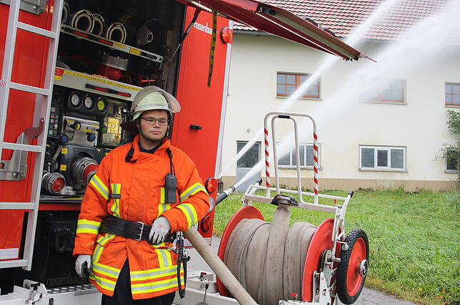 Wasser Marsch aus allen Rohren war die Devise bei der Feuerwehrübung in Obergebisbach.