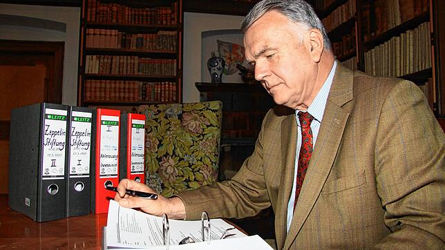Albrecht von Brandenstein-Zeppelin hat bereits reihenweise Akten auch des Innenministeriums studiert. Das Bild entstand 2016. Um ...