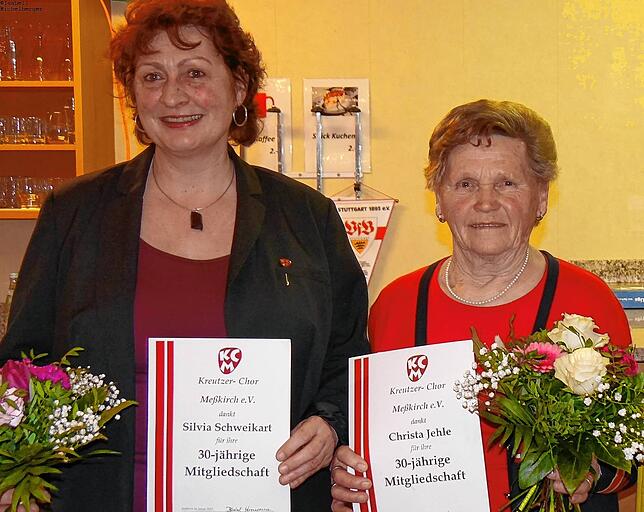 Goldene Ehrennadeln gab es für 30 Jahre Mitgliedschaft für Silvia Schweikart (von links) und Christa Jehle.