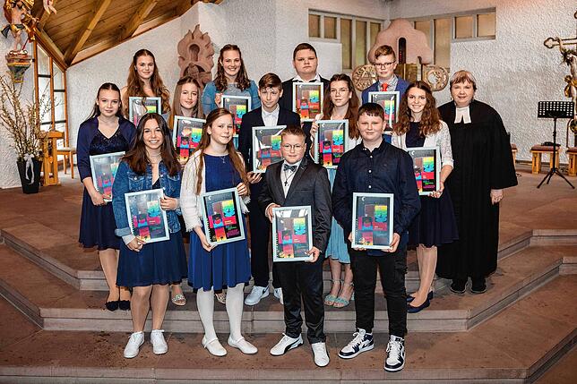 Am Sonntag, 30. April, wurden im Konfirmationsgottesdienst in der Allerheiligenkirche Brigachtal acht Mädchen und fünf Jungen aus der ...