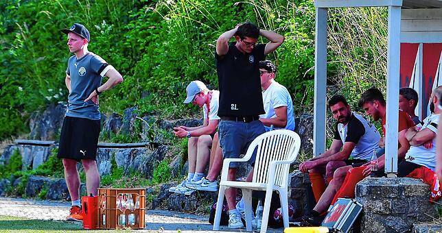 Blankes Entsetzen Auf der Bank des FC Hochrhein schien Trainer Thomas Halmer (links) und dem verletzt pausierenden Simon Lauber schon ...