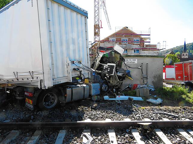 Der Zug erwischt das Führerhaus des Lastwagens voll. Entsprechend schwer sind die Schäden am Fahrzeug.