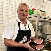 Metzgermeister Werner Schmidt – hier auf einem Bild vom Oktober 2023 – hat 16 Jahre lang eine Filiale in der Villinger Innenstadt betrieben.