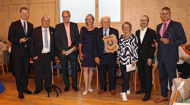 Aus den Händen von Ortsvorsteher Marc Rehm erhielt Gerhard Dekorsy eine Holztafel mit der Aufschrift „Einer von uns“ (von links): ...