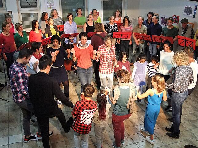 Der Baraka Weltchor singt ein bretonisches Lied, das die Besucher des Kulturtisches zu einem Rondeau-Tanz anregte: