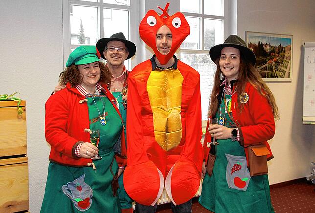 Die Bonndorfer Kaientroler in der Redaktion. Sonja Straub, Thomas Braun-Waibel und Melissa Meloncelli um SÜDKURIER-Redakteur Cian ...