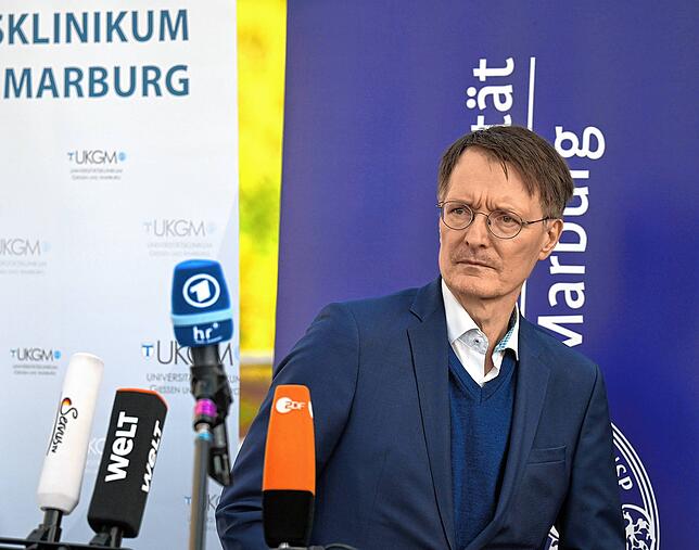 Karl Lauterbach (SPD), Bundesminister für Gesundheit, bei einem Besuch in der Uniklinik Marburg, wo er sich über den neuesten Stand von ...