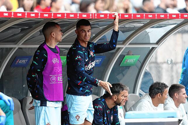 Cristiano Ronaldo im Gespräch mit Routinier Pepe, als er im Test gegen Kroatien noch auf der Bank saß.