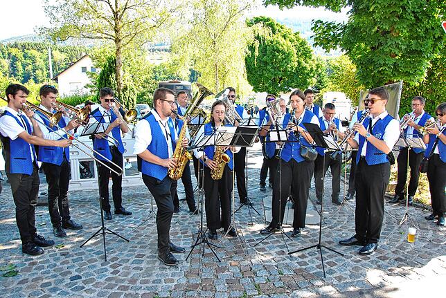 Der Musikverein Orschweier eröffnete den elften Enkendorfmarkt und spielte danach an den Ständen weiter.