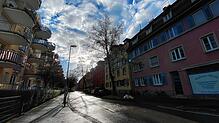 (Archivbild) Blick in die Markgrafenstraße im Konstanzer Stadtteil Petershausen: Auf Höhe der Hausnummer 17 kollidierten die Fahrerin ...