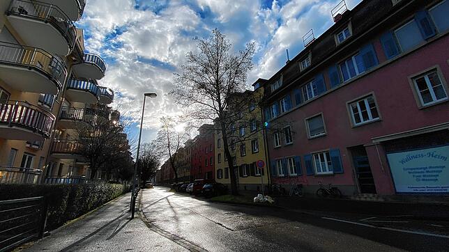 (Archivbild) Blick in die Markgrafenstraße im Konstanzer Stadtteil Petershausen: Auf Höhe der Hausnummer 17 kollidierten die Fahrerin ...