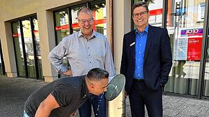 Auf dem Foto ist Bürgermeister Alexander Guhl, Martin Volz (Regionaldirektor Sparkasse Bad Säckingen) und Bürger Marin Vadar, der den ...