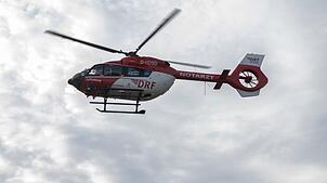 Ein Schwerverletzter wurde per Hubschrauber in eine Klinik geflogen. (Symbolbild)