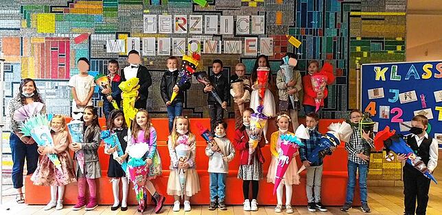 Die Schülerinnen und Schüler der Klasse 1a an der Schillerschule mit ihrer Lehrerin Katharina Obert.