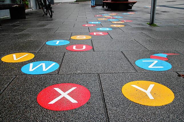 Vor dem Stadtmuseum sind eine Buchstabenschlange (im Bild) und ein Himmel und Hölle-Hüpfspiel angebracht worden.