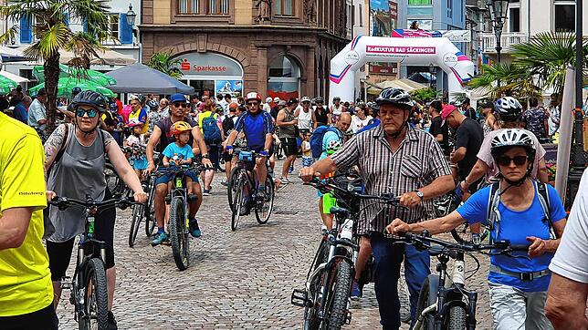 Der Münsterplatz ist ein beliebter Treffpunkt für eine Pause. Aber auch auf freier Strecke gibt es einige Schänken zum einkehren.