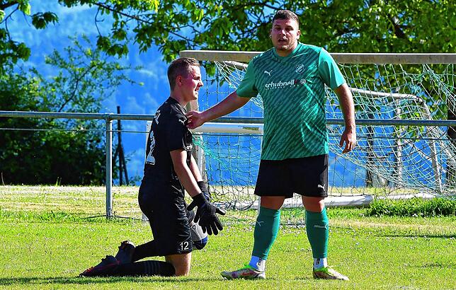 Trostspender: Antonio Fischer nimmt sich seines Torwarts Lukas Graß an, der beim Eigentor von Peter Krieg zum 0:2 von einer Unebenheit ...
