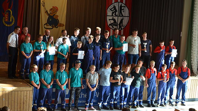 Am Ende wurden die besten sechs Teams mit einem Pokal geehrt. Links in Türkis, das Team Strittmatt-Engelschwand II auf dem sechsten ...