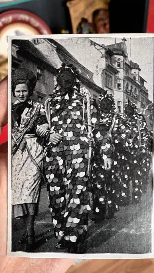 Eine Postkarte aus den 30er-Jahren zeigt einen Hänseler mit einer Markdorfer Trachtenfrau, die damals ein schönes Bild bei den ...