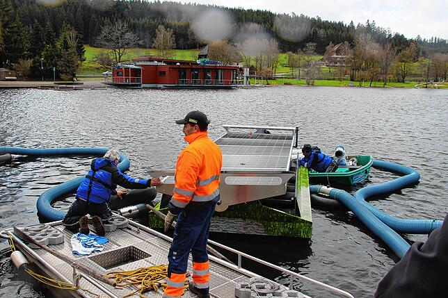 Die Aquamotec-Anlage läuft derzeit auf Volllast, damit das Wasser im Klosterweiher zirkuliert. Dieses Bild entstand bei der Installation ...