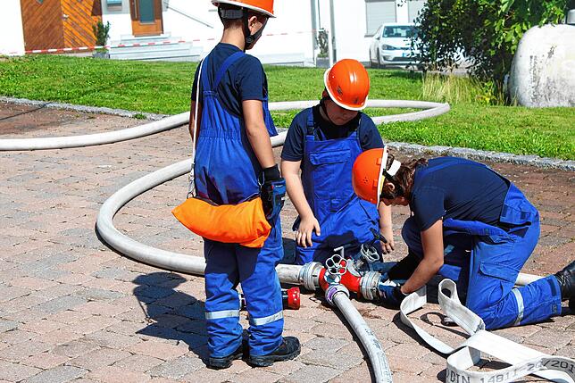 Der Nachwuchs beherrscht bereits Kommandos und Handgriffe zur Brandbekämpfung und Löschwasserversorgung.