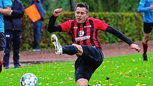 Voller Einsatz: Adrian Schaal (rechts) vom FC Bodman-Ludwigshafen beim Bezirksliga-Duell auf der Reichenau im vergangenen Oktober.