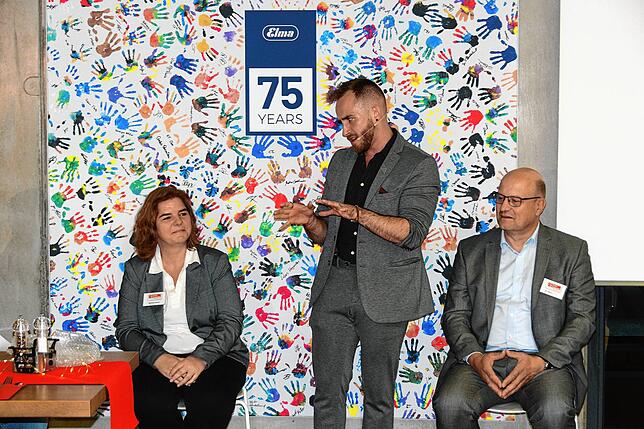 Zauberer Alex Herzfeld (Mitte) beeindruckte mit einer Gedankenlese-Nummer. Mitgemacht haben die Besucher Melanie Satici und Markus Spitz.
