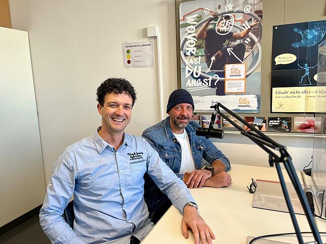 Lehrer Christian Gassner und Respekt-Coach Steffen Helbig freuen sich über den Erfolg der Podcaster.